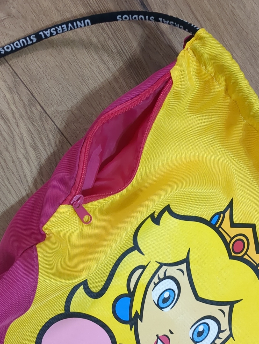 UNIVERSAL STUDIOS SUPER NINTENDO WORLD PRINCESS PEACH DRAWSTRING BACKPACK - Picture 4 of 9
